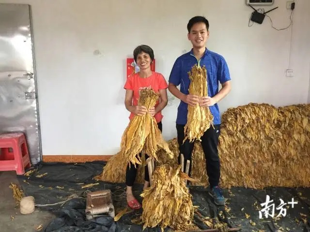 扶贫一线燃烧青春，，，“90后”第一书记为贫困村打造“不走”的事情队