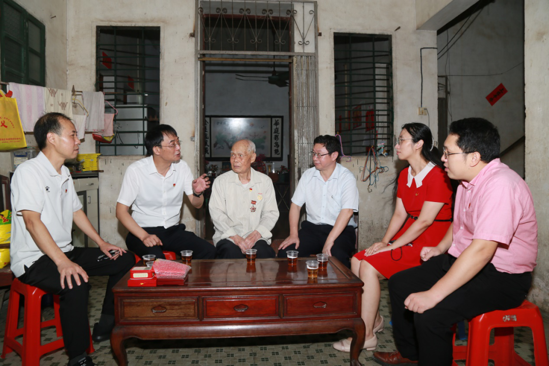 致敬模范，，眷注入心！ ——白云山EVO视讯“七一”前夕走访慰问老劳模陈雨池同志