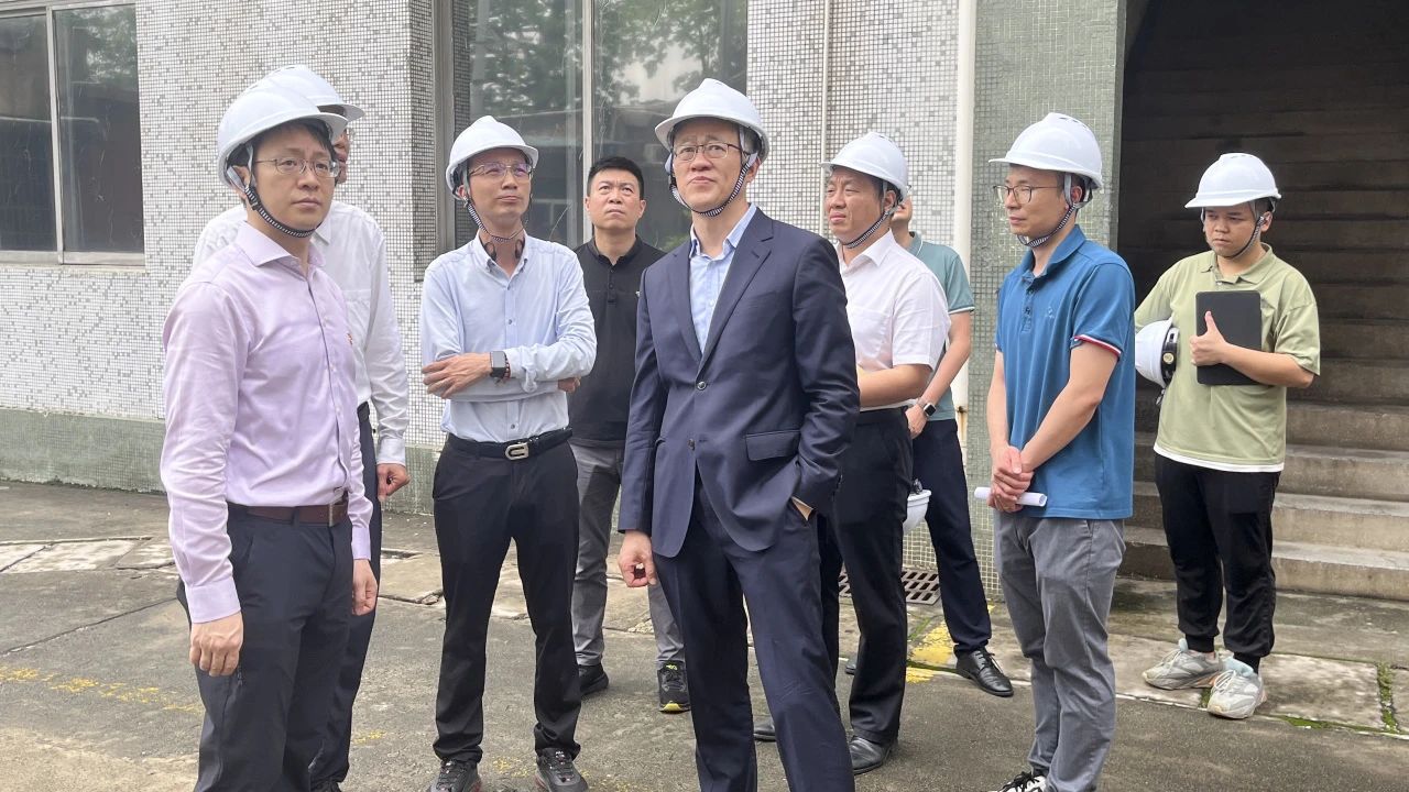 “五一”节前，，，，，广药集团党委副书记、副董事长、总司理杨军带队到白云山EVO视讯公司开展清静检查事情